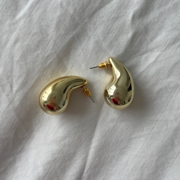 18K Gold Plated TearDrop Shaped Earrings - Picture 4 of 5